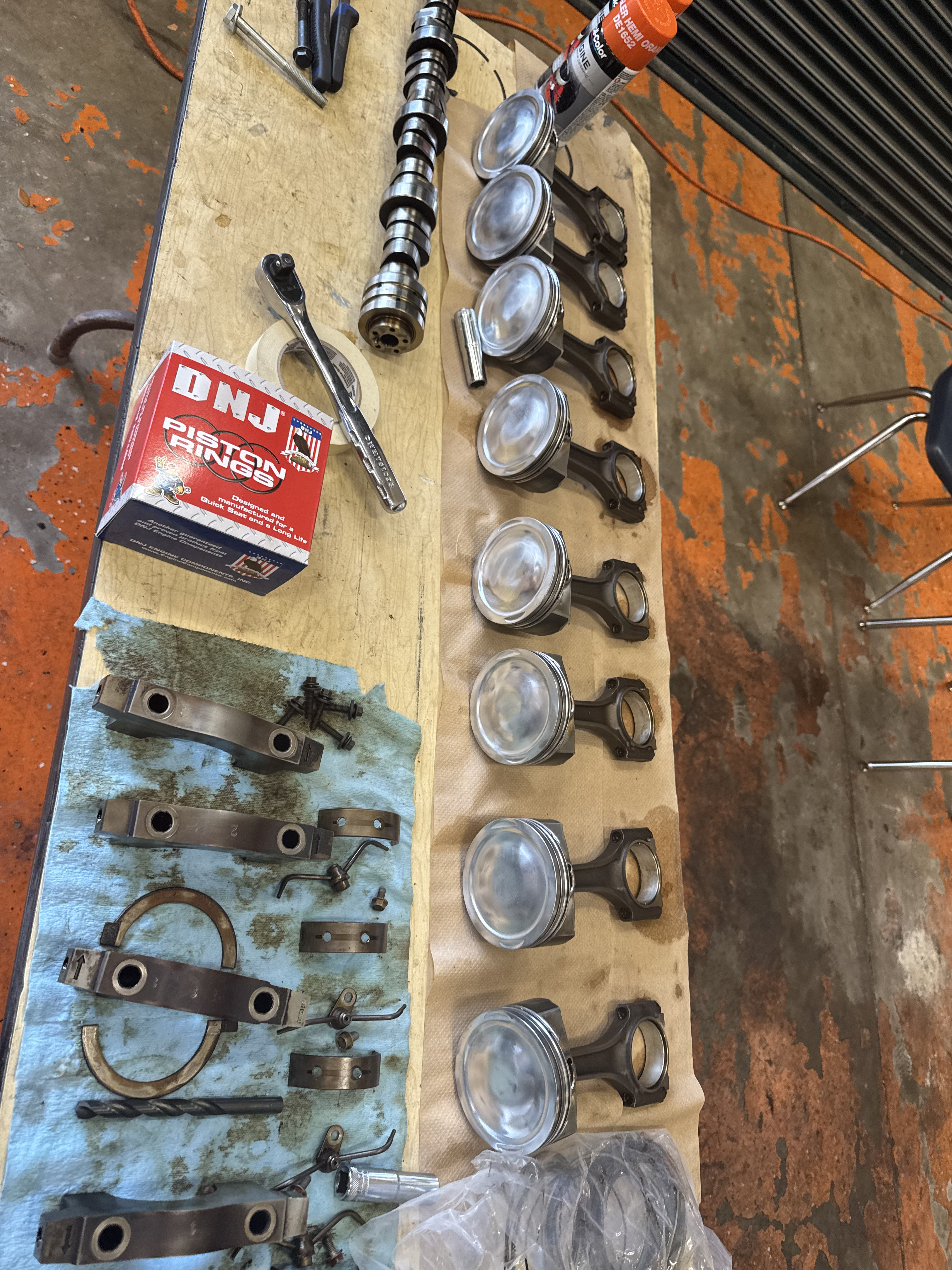 hemi internals on table no piston stand