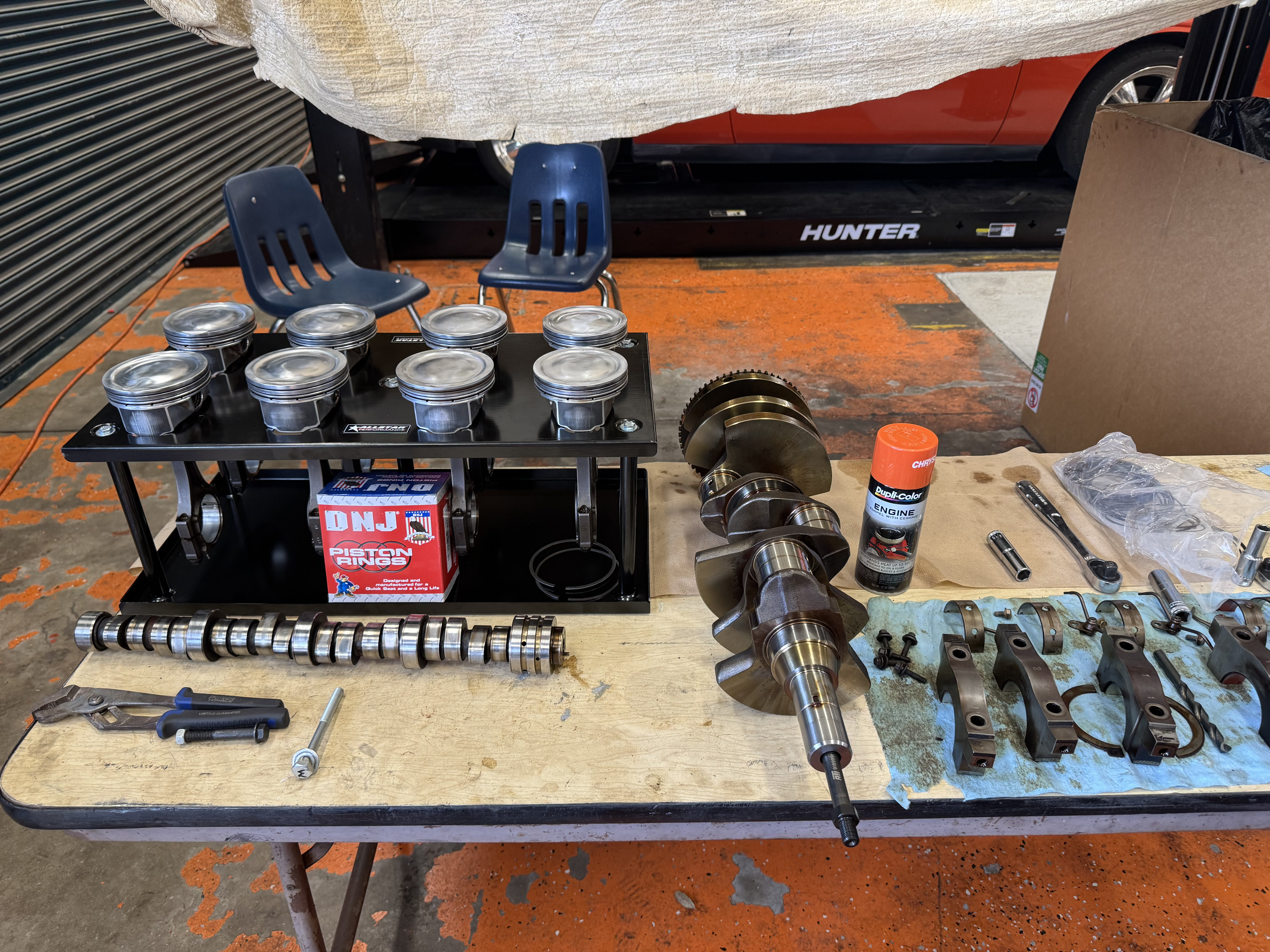 hemi internals on table w piston stand